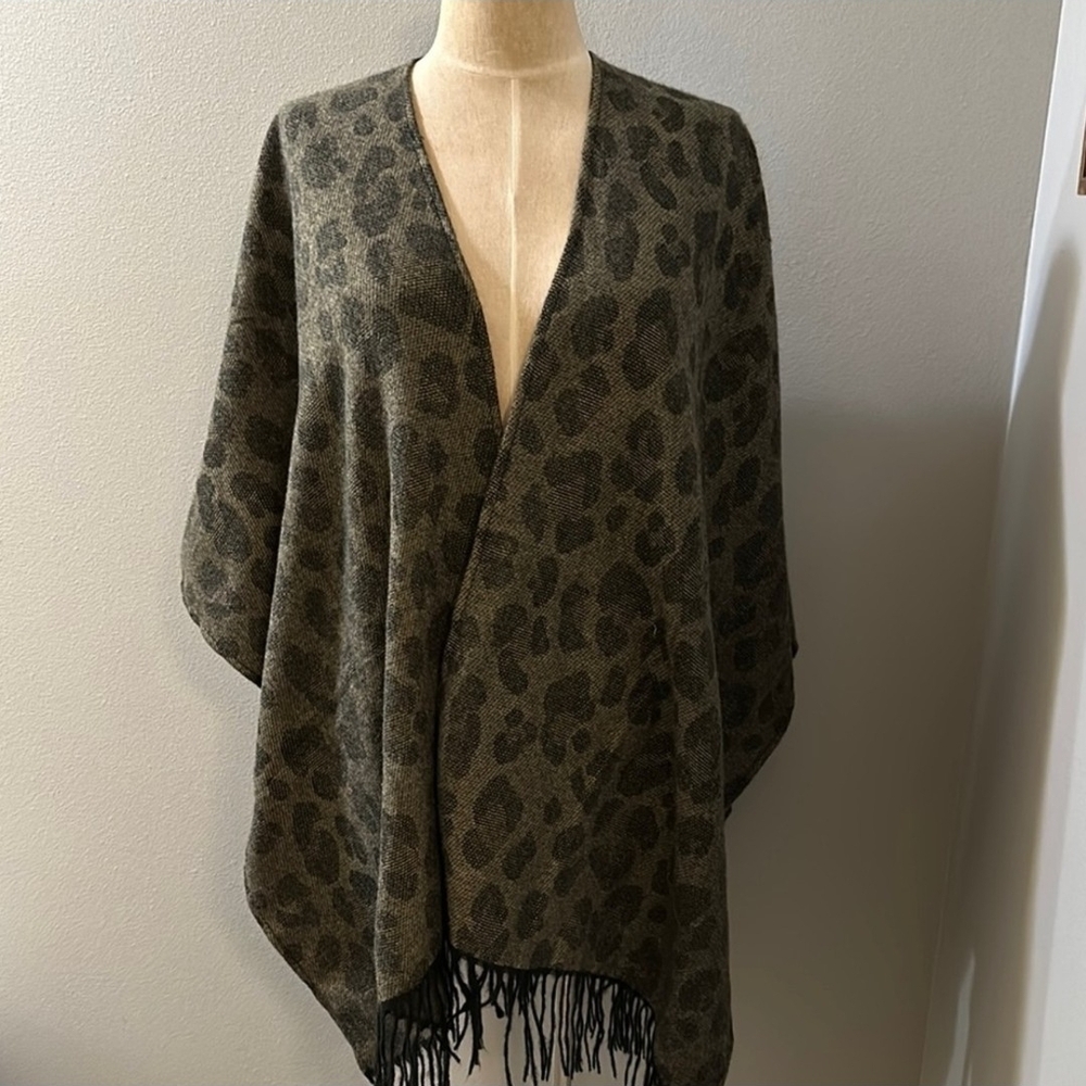 Woolrich Leopard Print Poncho,/Shawl/Wrap  one size 80%  Poky 30% Viscose